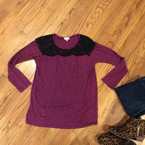 ♥️Heathered Magenta Top with black lace accent ♥️